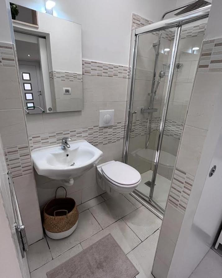 Al Rifugio Di Rosmy Apartment Bari Bagian luar foto